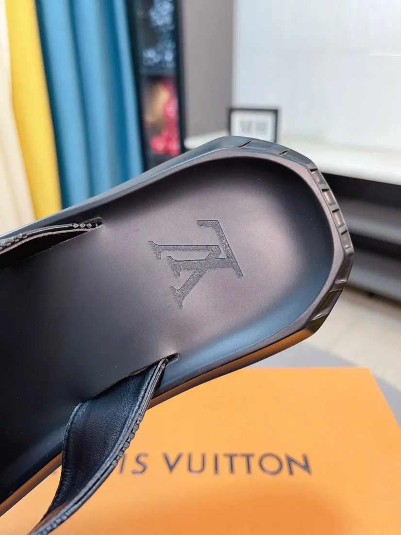Men's shoes 💰260🌹🌹 (lv-Louis Vuitton) new men's sandals, high-end boutique, exquisite embossed logo decoration on the upper, fine workmanship, super soft soles, casual, loose and comfortable, a must-have in summer! \nsize：38-44